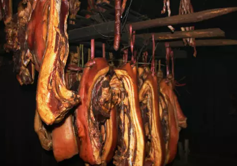 云陽熏臘肉濃濃白煙很香，很好，很濃